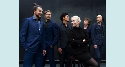 Ein Bandfotos des A-Cappella Ensembles SLIXS bestehend aus 5 Sängern und einer Sängerin.