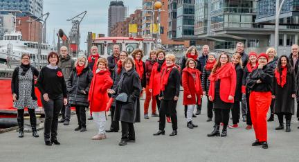 Mitglieder des Chors Total Tonal in der Hamburger Hafencity