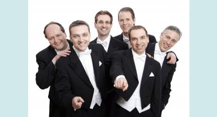 SIX IN HARMONY blickt in die Kamera