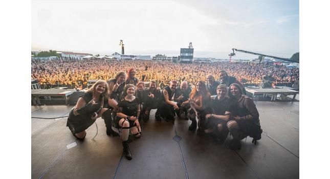 Abschlussfoto der Band auf der Bühne des Mera Luna Open-Air Festivals 2025, im Hintergrund das Publikum.