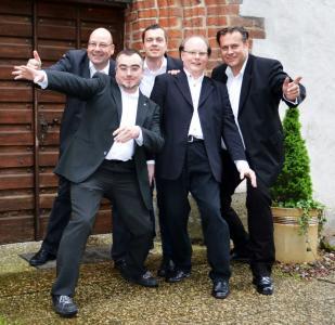 Neues Gruppenfoto Mai 2014. Vor der Marienkirche in Isernhagen.
