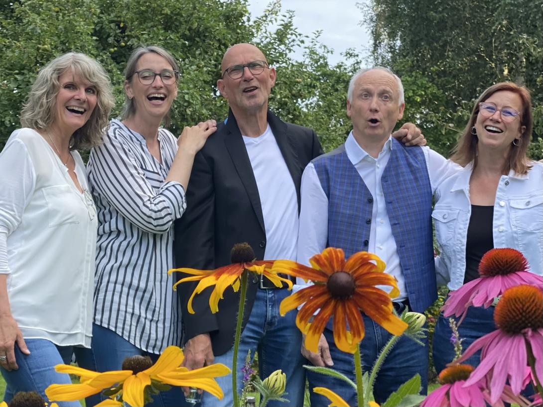 5 Sänger lächeln in die Kamera